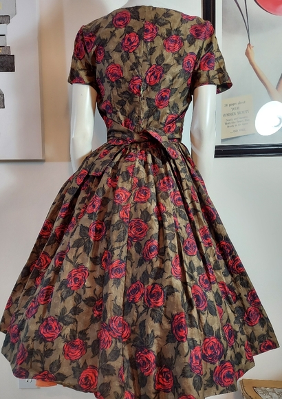 SOLD🌺 Vintage 50s cotton rose print dress pleated full skirt and tie waist - Picture 9 of 10